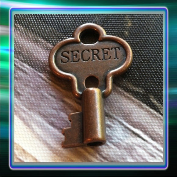 Secret Key Pendant - Picture 2 of 6